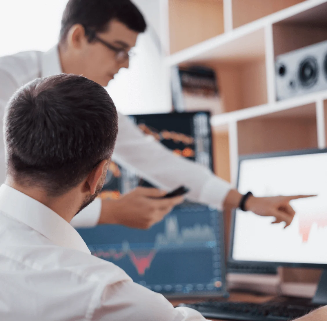 Kolegové analyzují data na monitoru